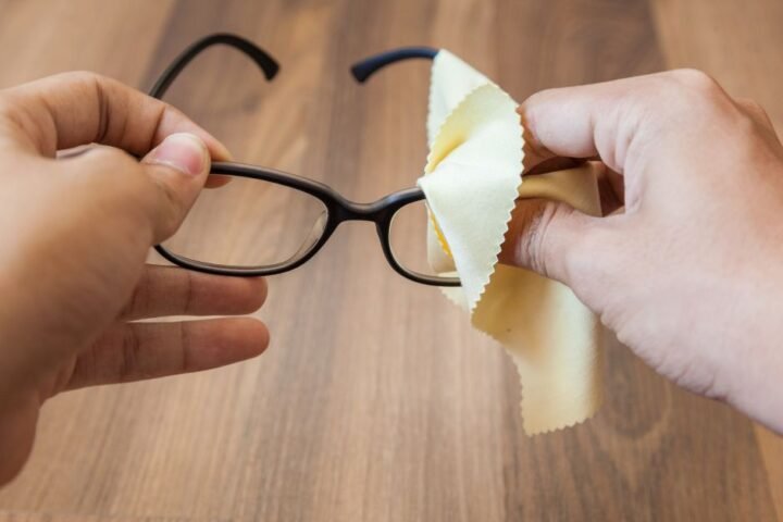 Cómo limpiar tus gafas correctamente Federopticos trinidad optica ubeda