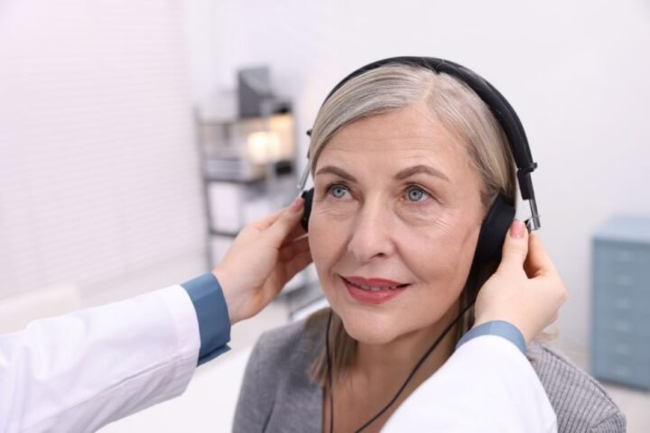 A qué edad se debe hacer la primera revisión auditiva Centro auditivo en Úbeda Audiocentro Trinidad audiometría