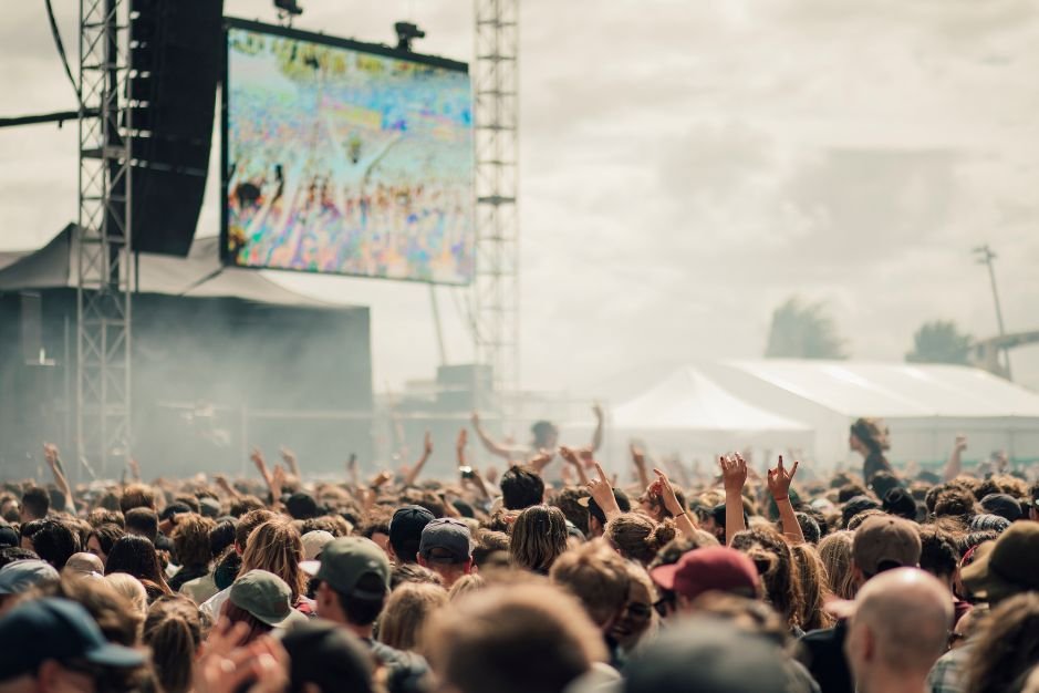 Cómo proteger tus oídos en los festivales de música audiocentro trinidad federopticos centro auditivo Úbeda